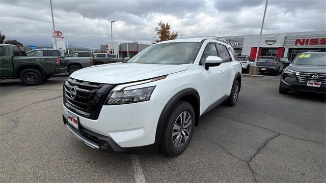New 2025 Nissan Pathfinder SL w/ Black Appearance Package