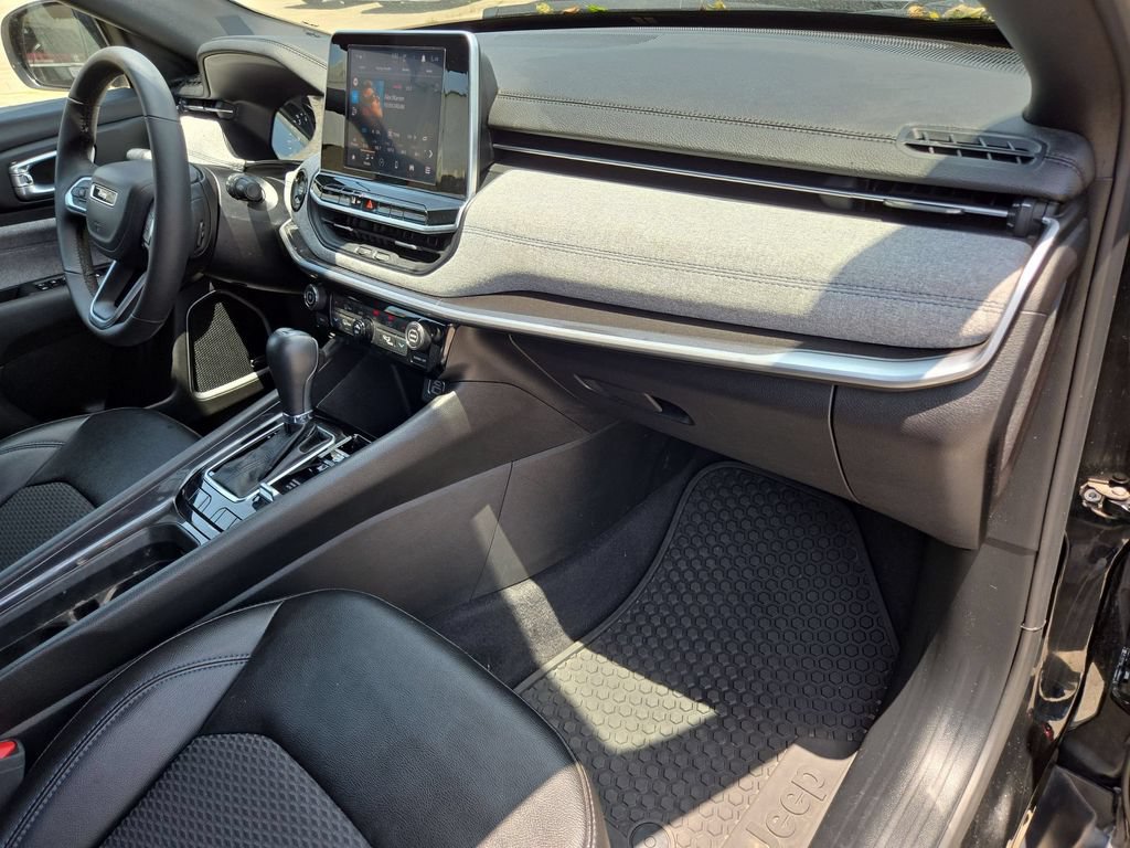Used 2025 Jeep Compass Latitude w/ Sun & Sound Group AWD/4WD image 31
