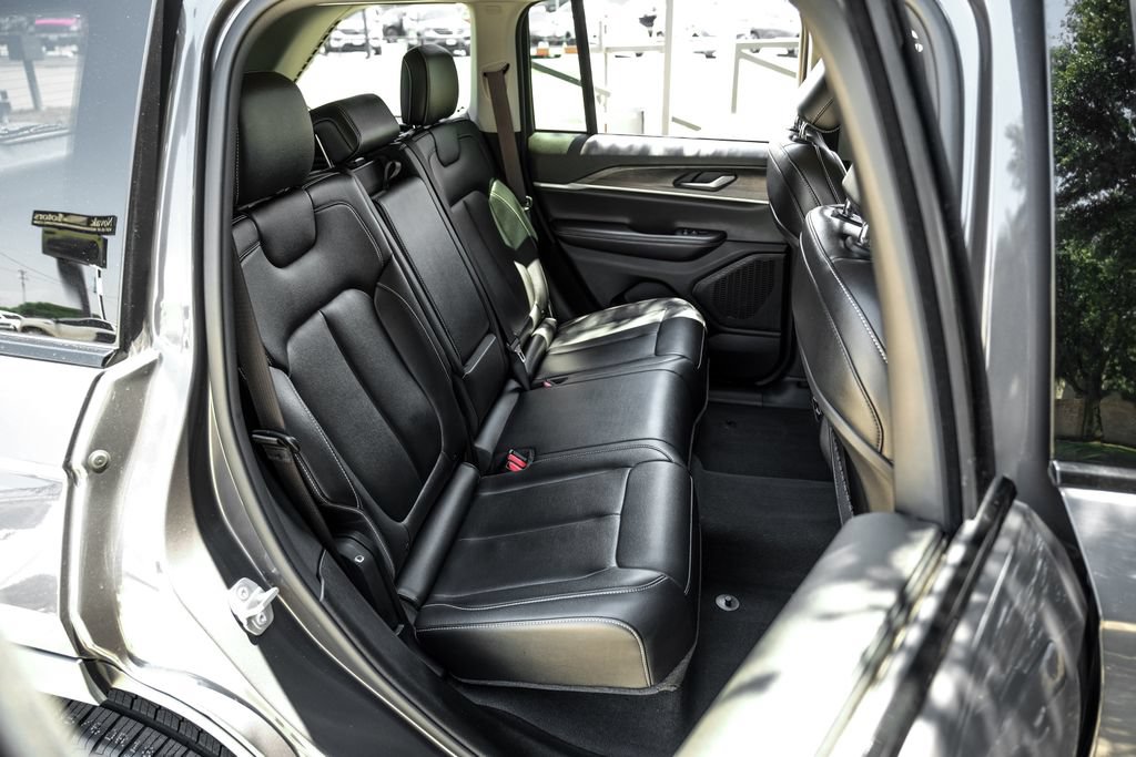 Used 2023 Jeep Grand Cherokee Limited AWD/4WD image 46