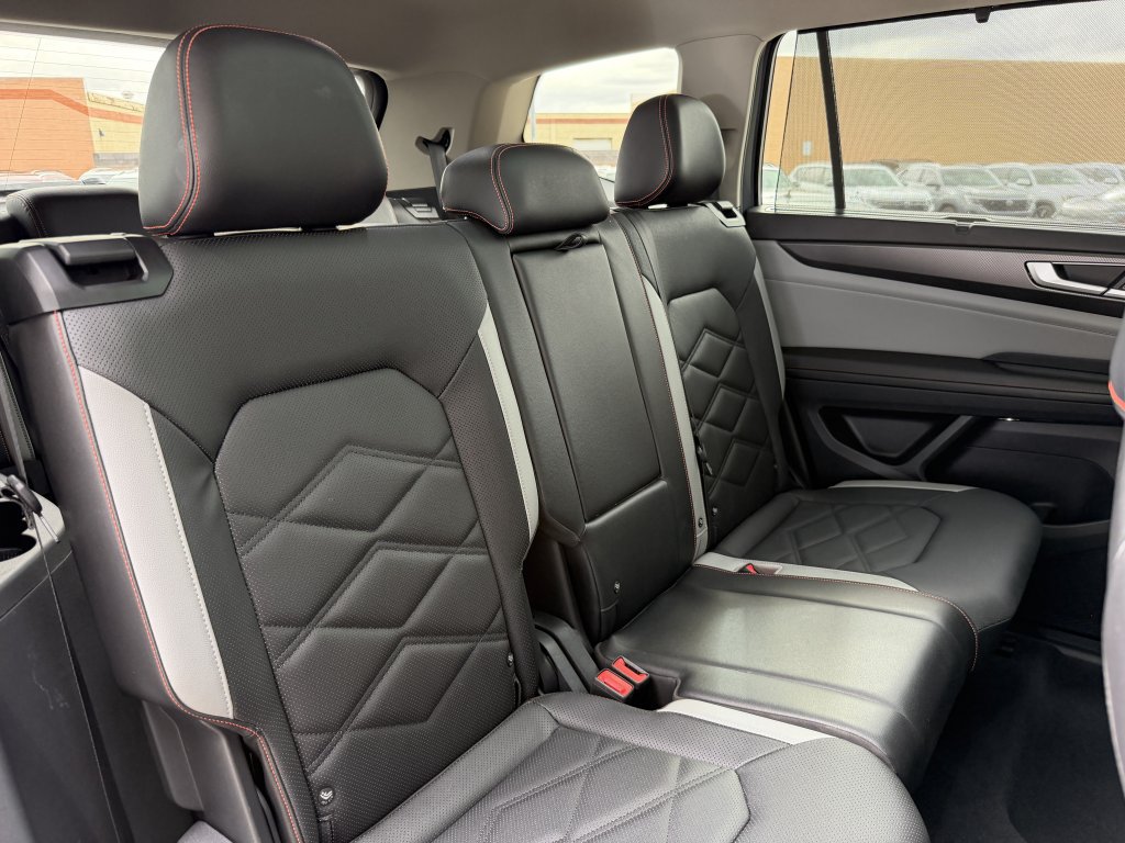 Used 2024 Volkswagen Atlas Peak Edition SE AWD/4WD image 43