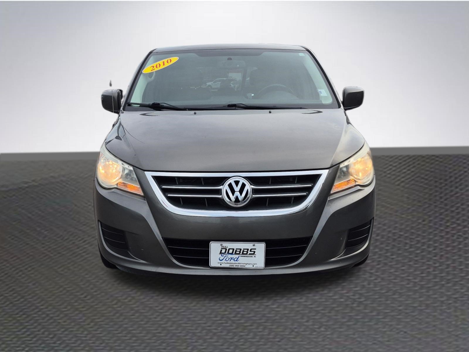 Used 2010 Volkswagen Routan SE FWD image 3