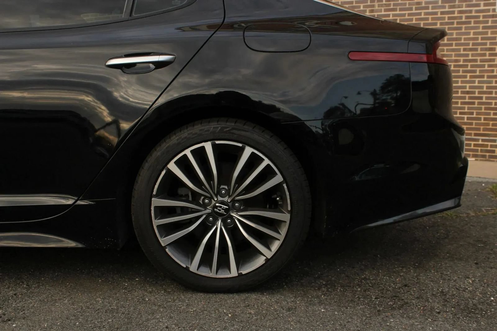 Used 2018 Kia Stinger Premium RWD image 4