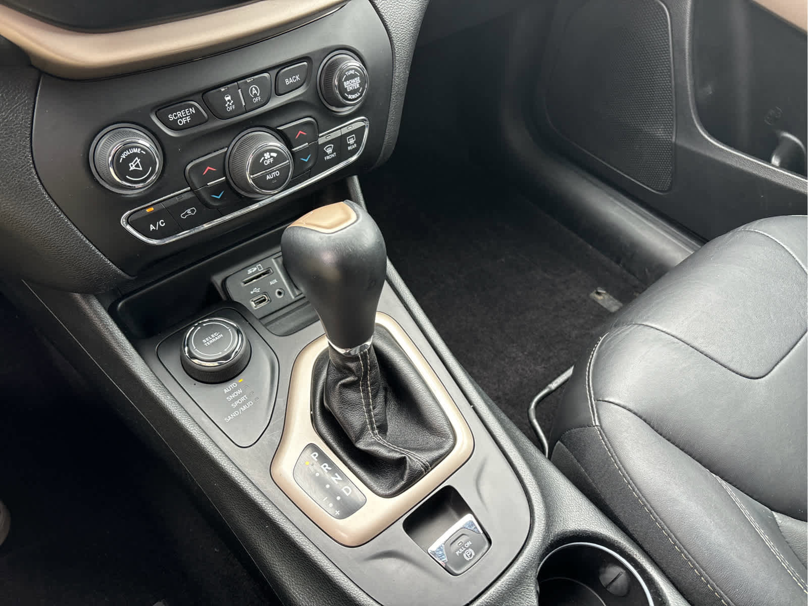 Used 2018 Jeep Cherokee Limited AWD/4WD image 14