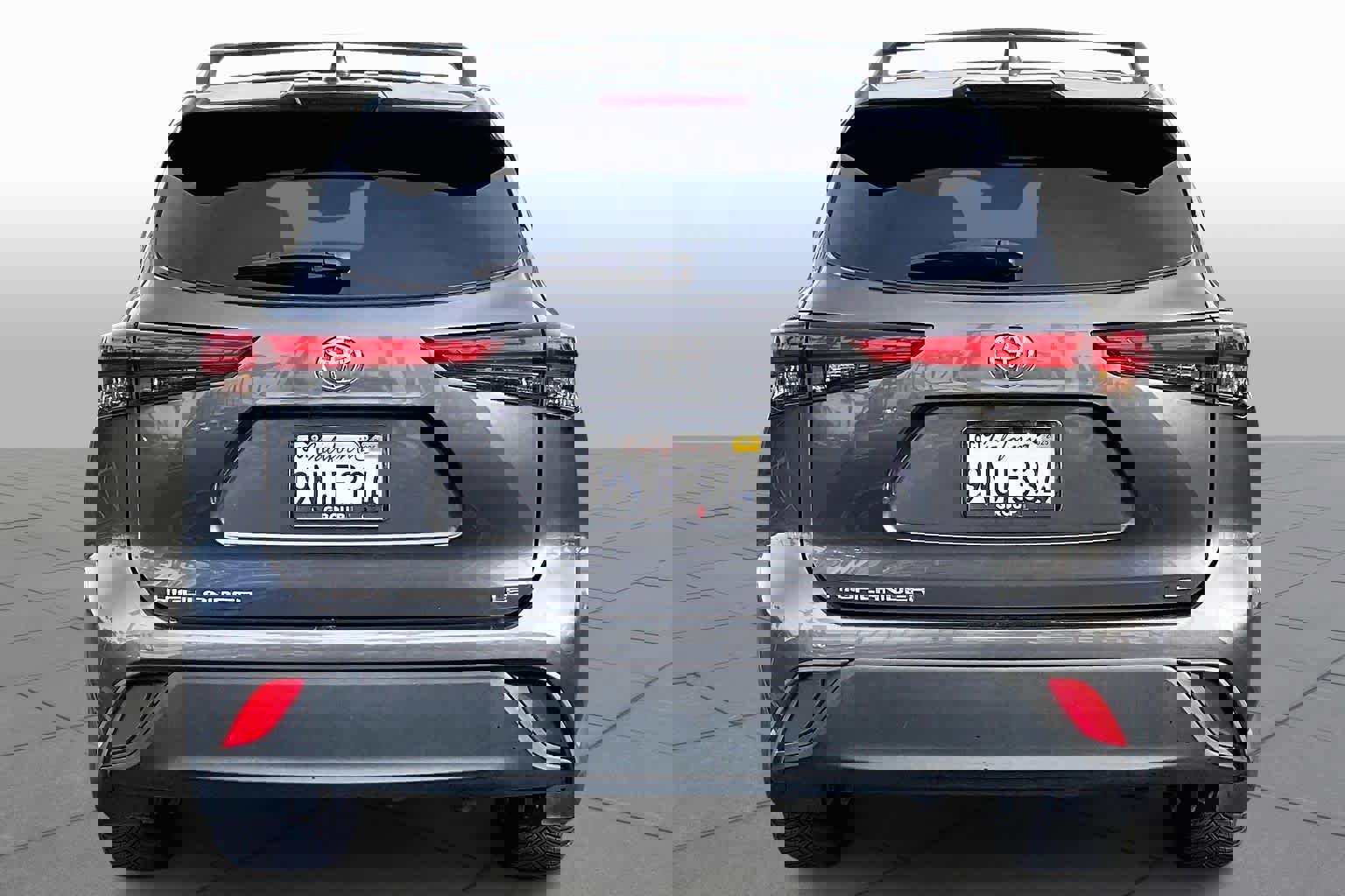 Used 2022 Toyota Highlander LE image 4