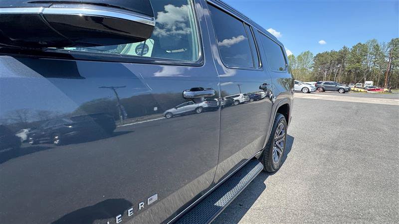 Used 2024 Jeep Wagoneer L Series II w/ Flexible Seating Group RWD image 12