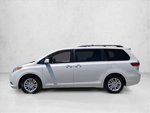 Used 2016 Toyota Sienna XLE FWD image 2