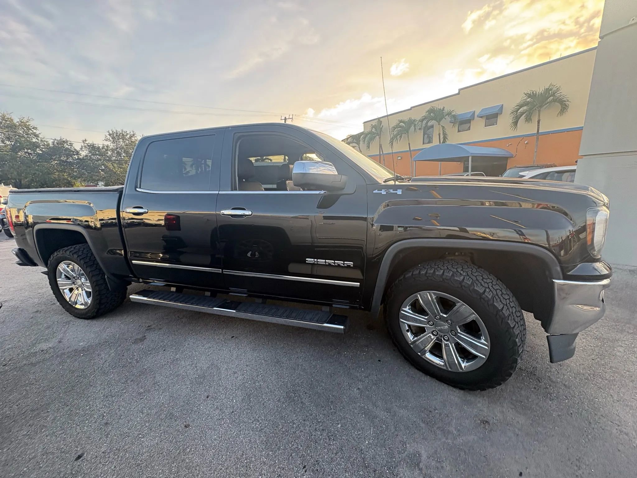 Used 2017 GMC Sierra 1500 SLT AWD/4WD image 4