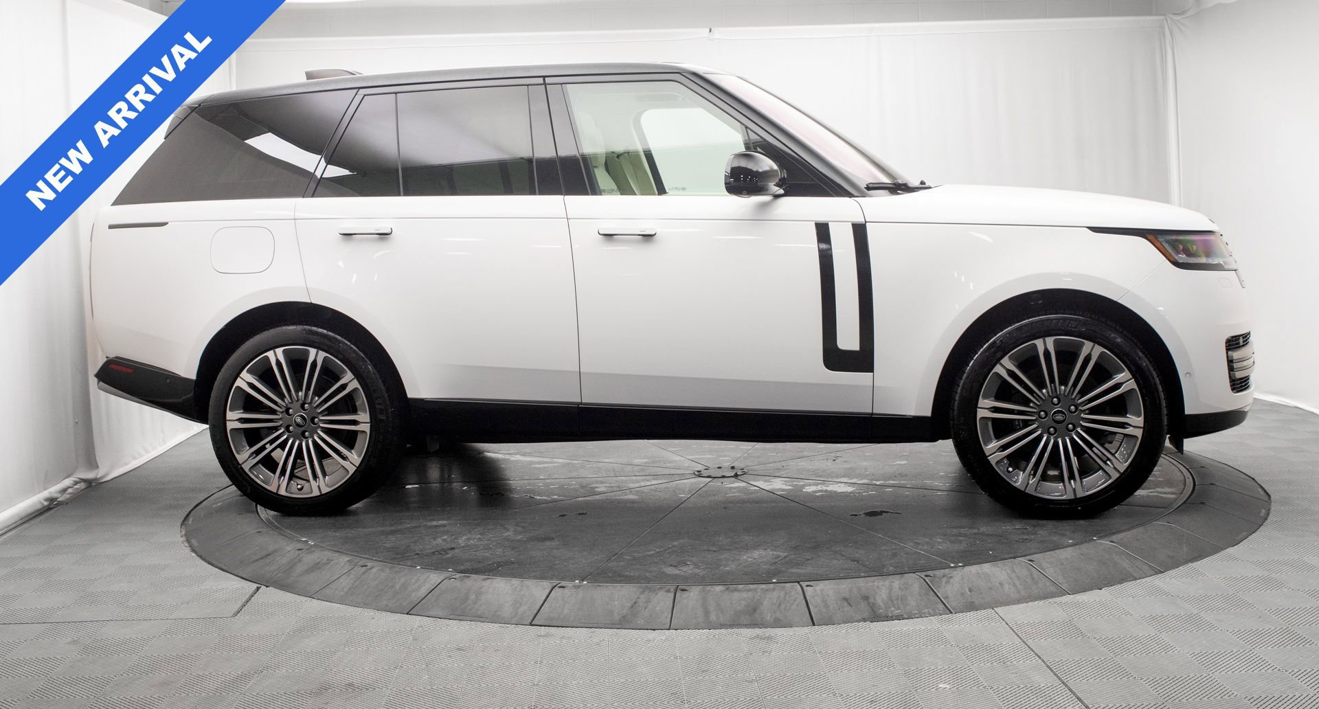 Used 2023 Land Rover Range Rover SE image 2