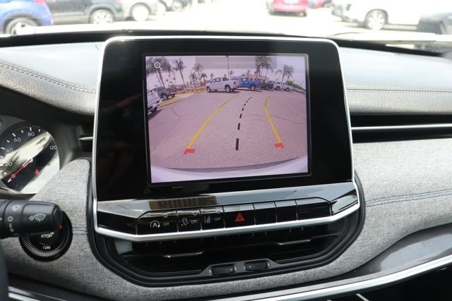 Used 2025 Jeep Compass Latitude image 27