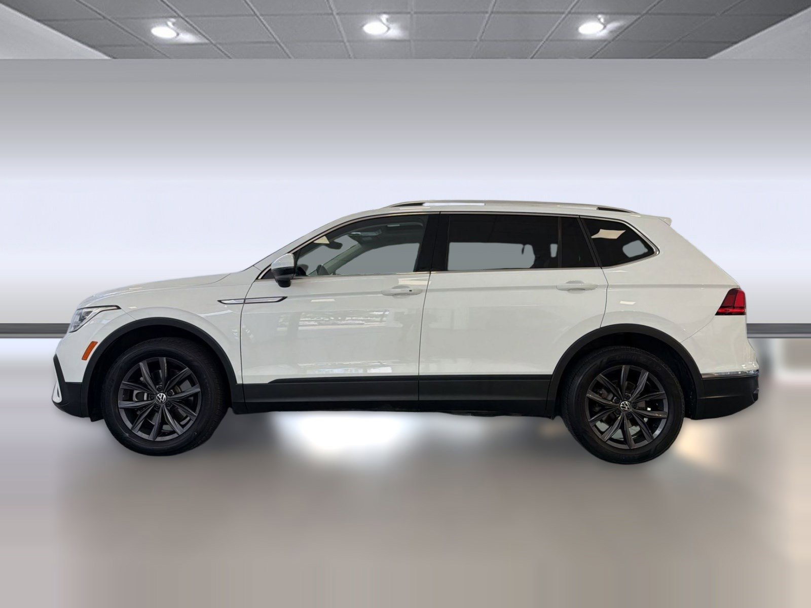 Used 2022 Volkswagen Tiguan SE FWD image 2