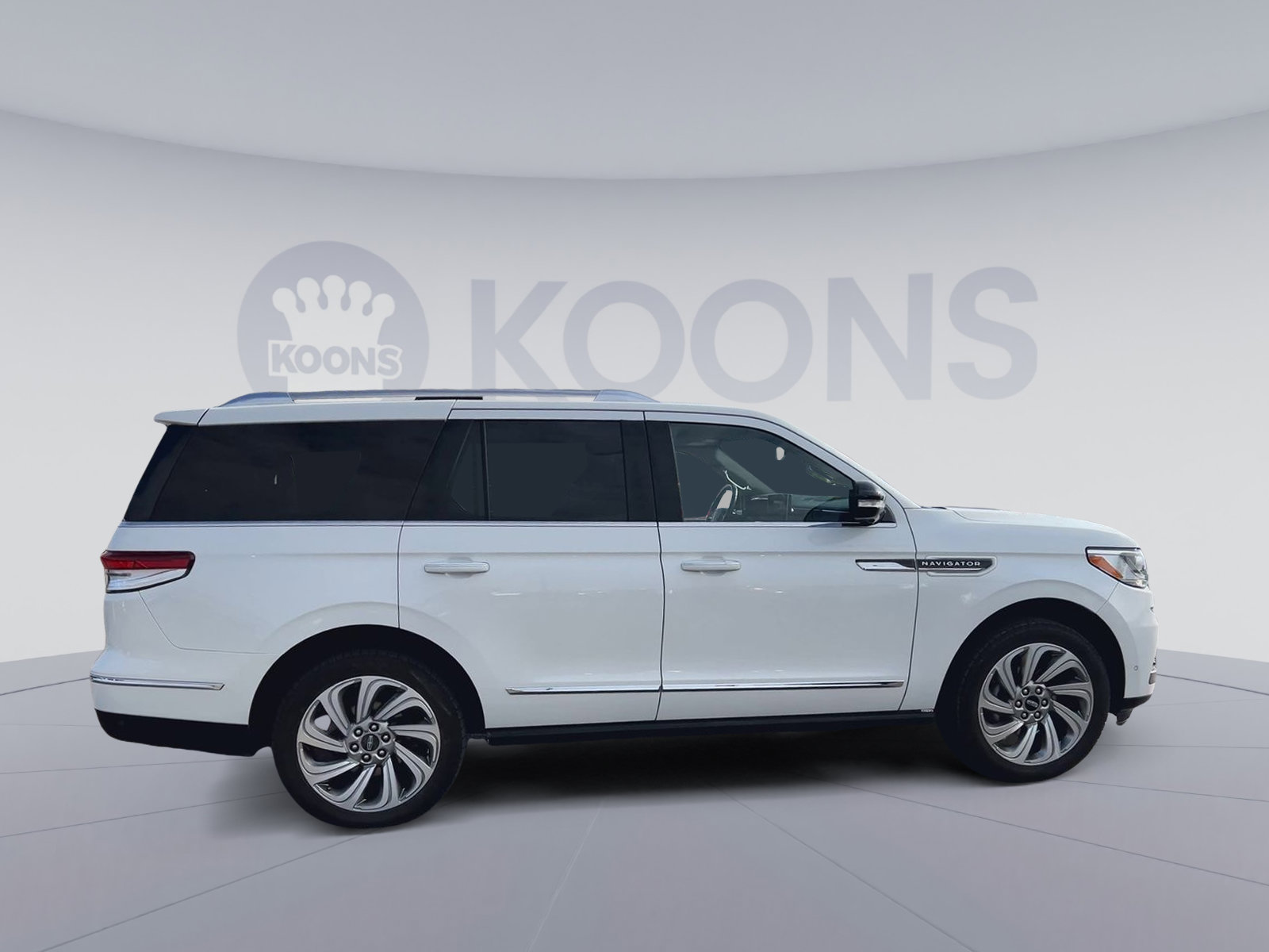 Used 2023 Lincoln Navigator Reserve AWD/4WD image 2