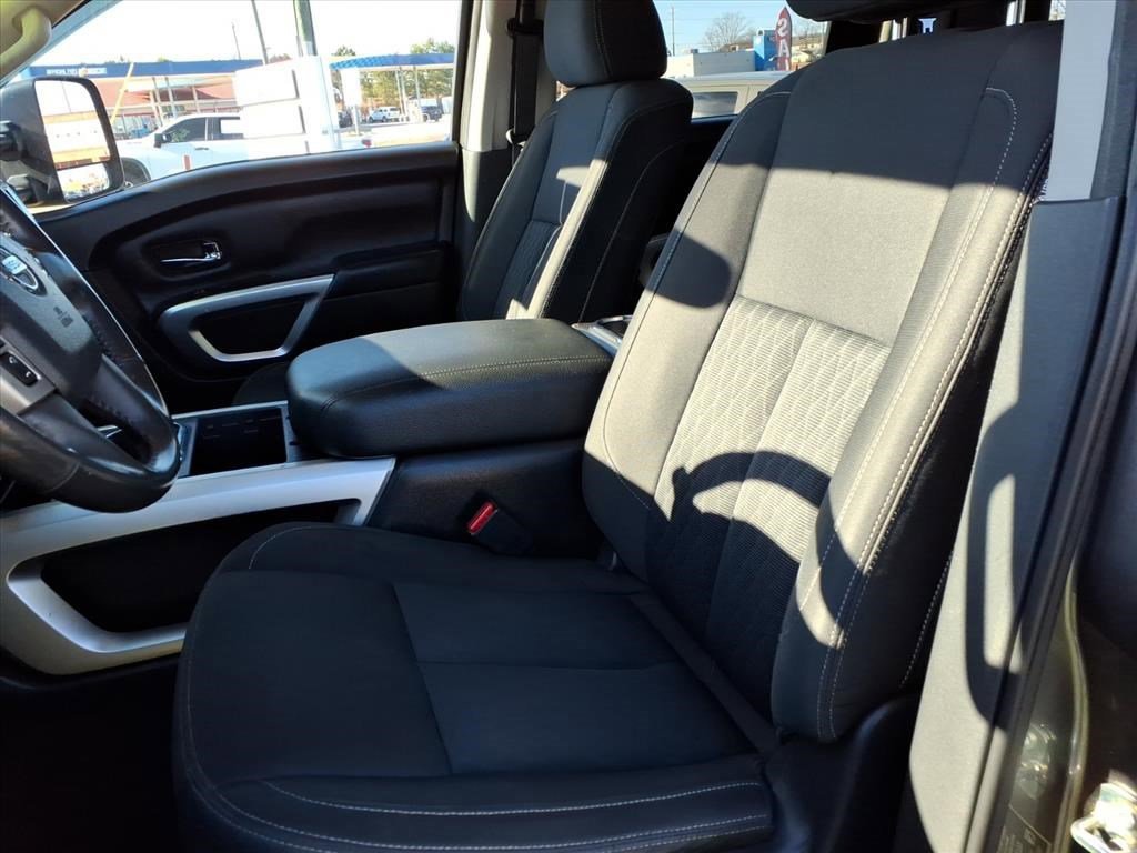 Used 2017 Nissan Titan SV image 18