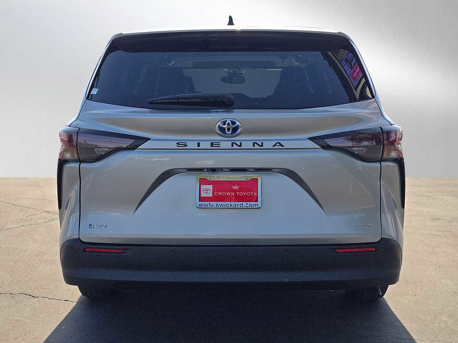 Certified 2025 Toyota Sienna XLE FWD image 3