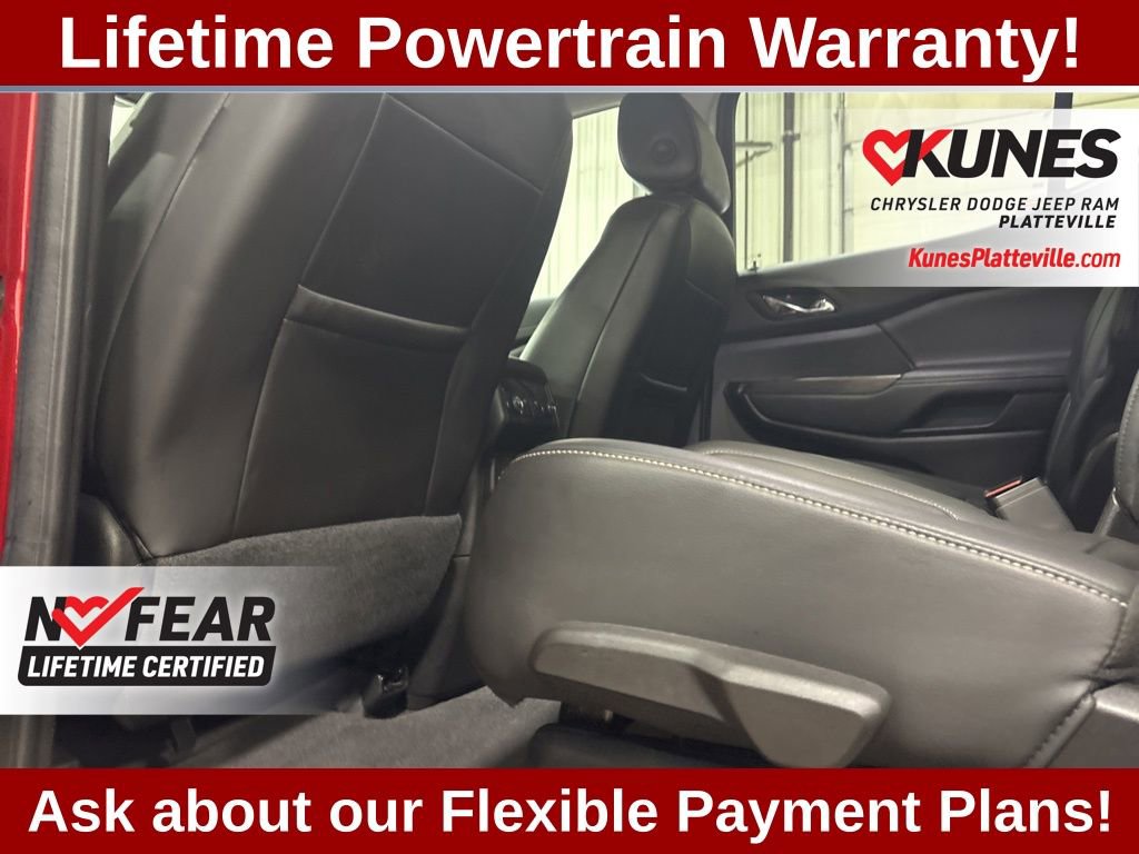 Used 2023 GMC Acadia SLT image 16