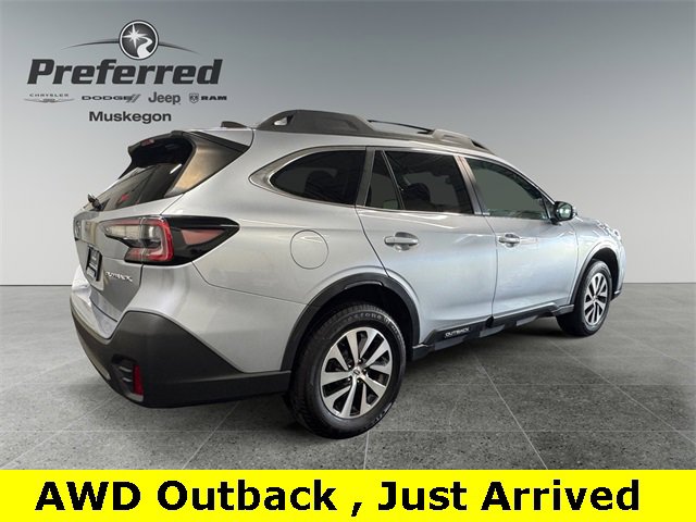 Used 2022 Subaru Outback Premium image 3