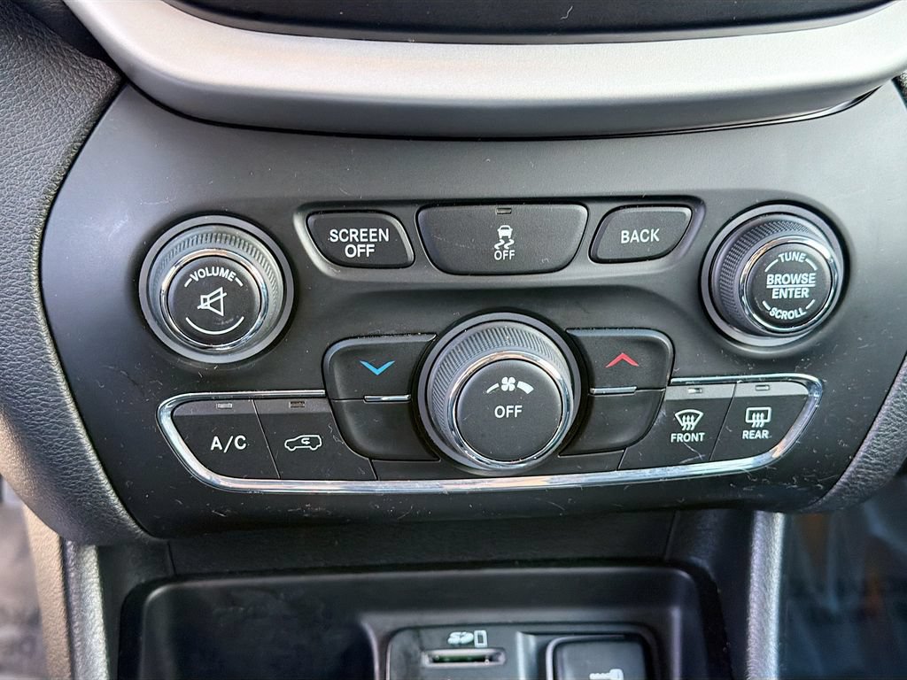 Used 2018 Jeep Cherokee Latitude Plus w/ Cold Weather Group FWD image 18