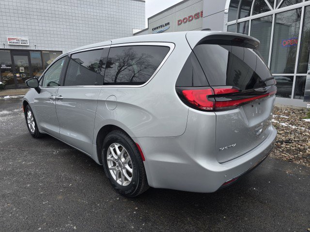 Used 2024 Chrysler Pacifica Touring-L image 4