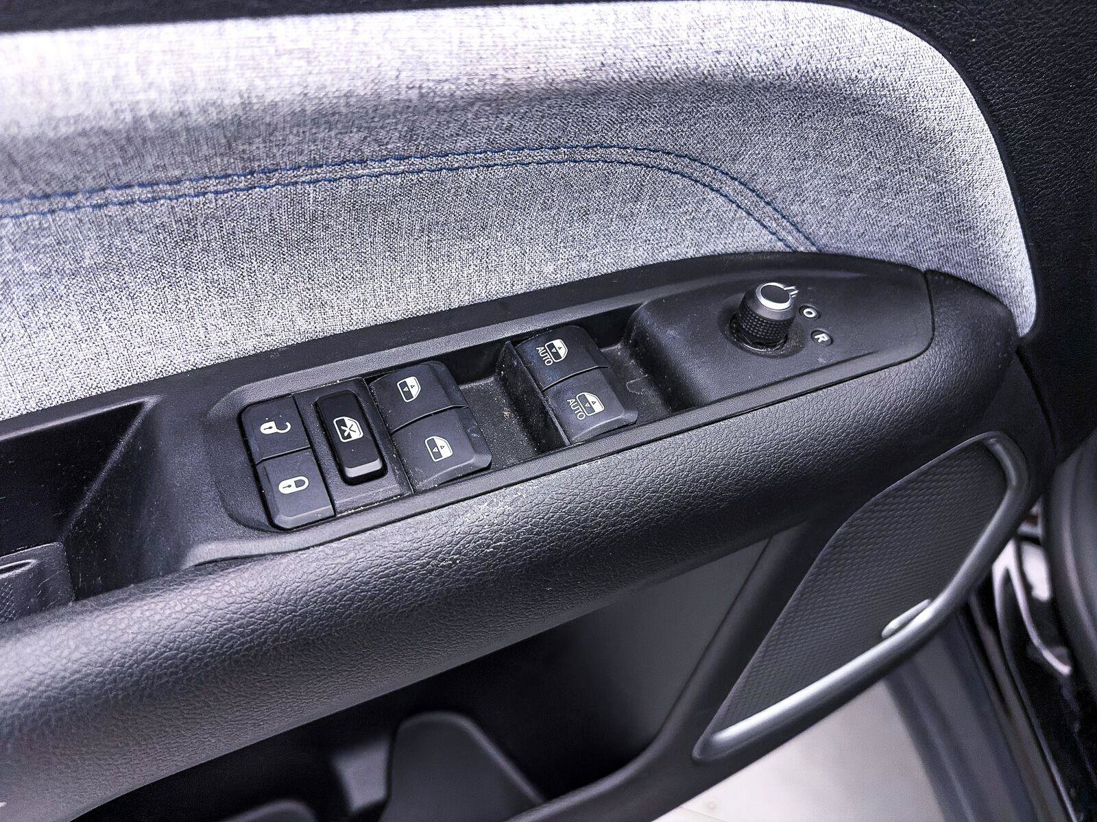 Used 2022 Jeep Compass Latitude w/ Sun and Sound Group AWD/4WD image 18
