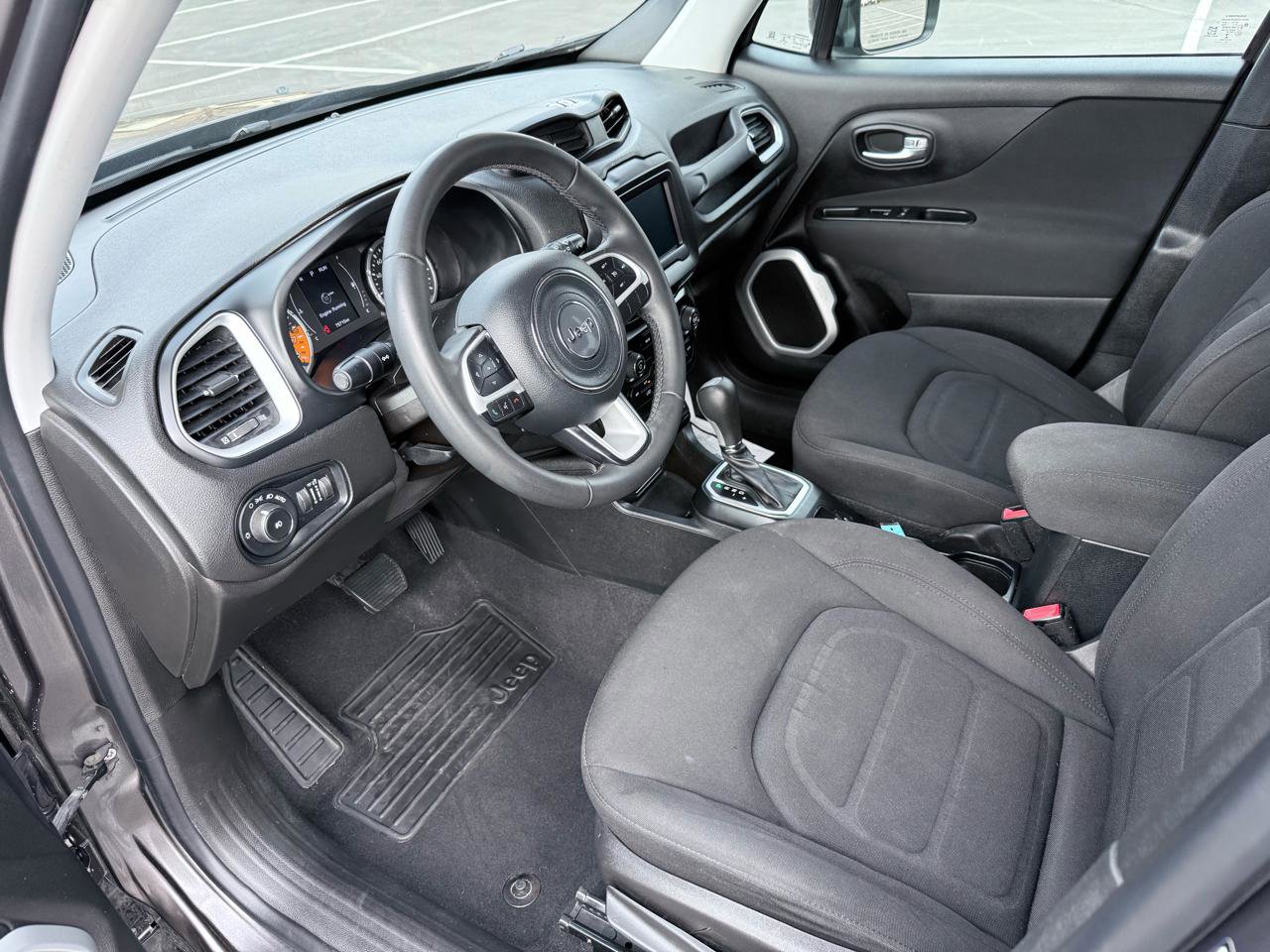 Used 2018 Jeep Renegade Latitude FWD image 9