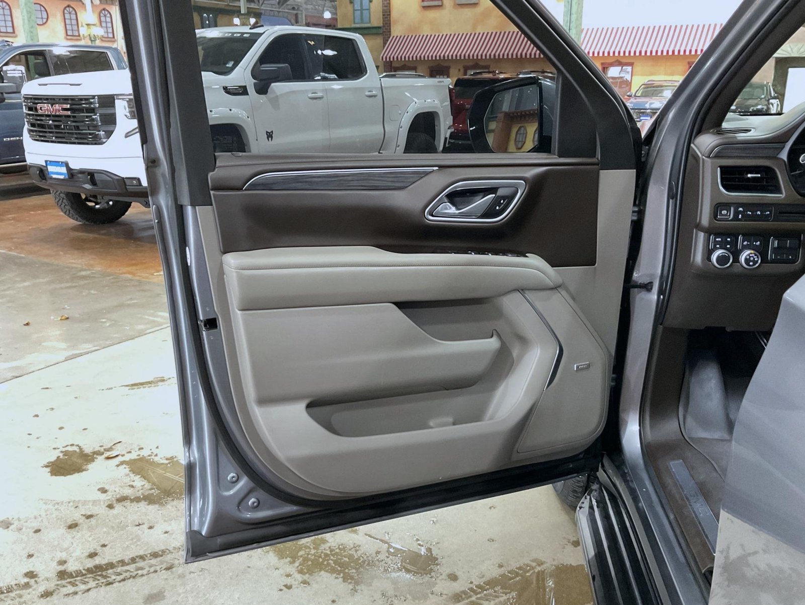 Certified 2021 GMC Yukon SLT w/ SLT Luxury Plus Package AWD/4WD image 9
