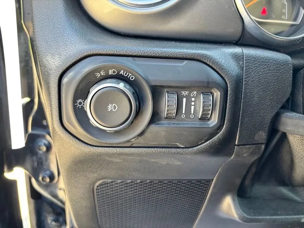 Used 2021 Jeep Wrangler Unlimited Sahara w/ Uconnect 4C Nav & Sound Group AWD/4WD image 12