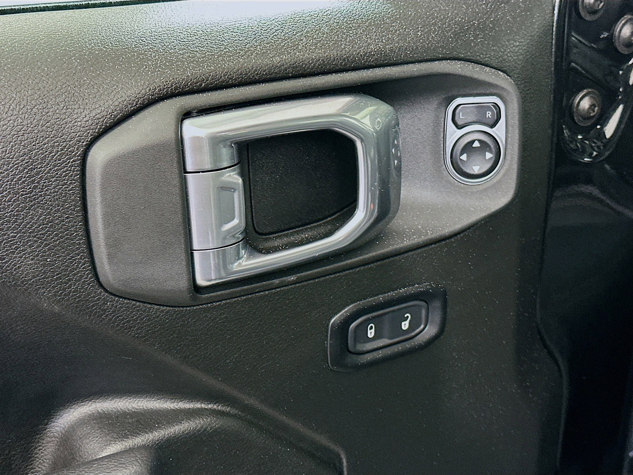 Used 2025 Jeep Wrangler Sport S image 15