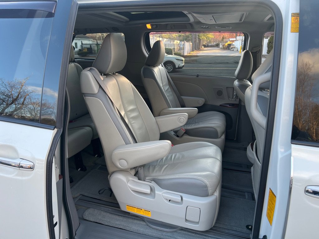 Used 2014 Toyota Sienna Limited w/ Limited Premium Package image 17