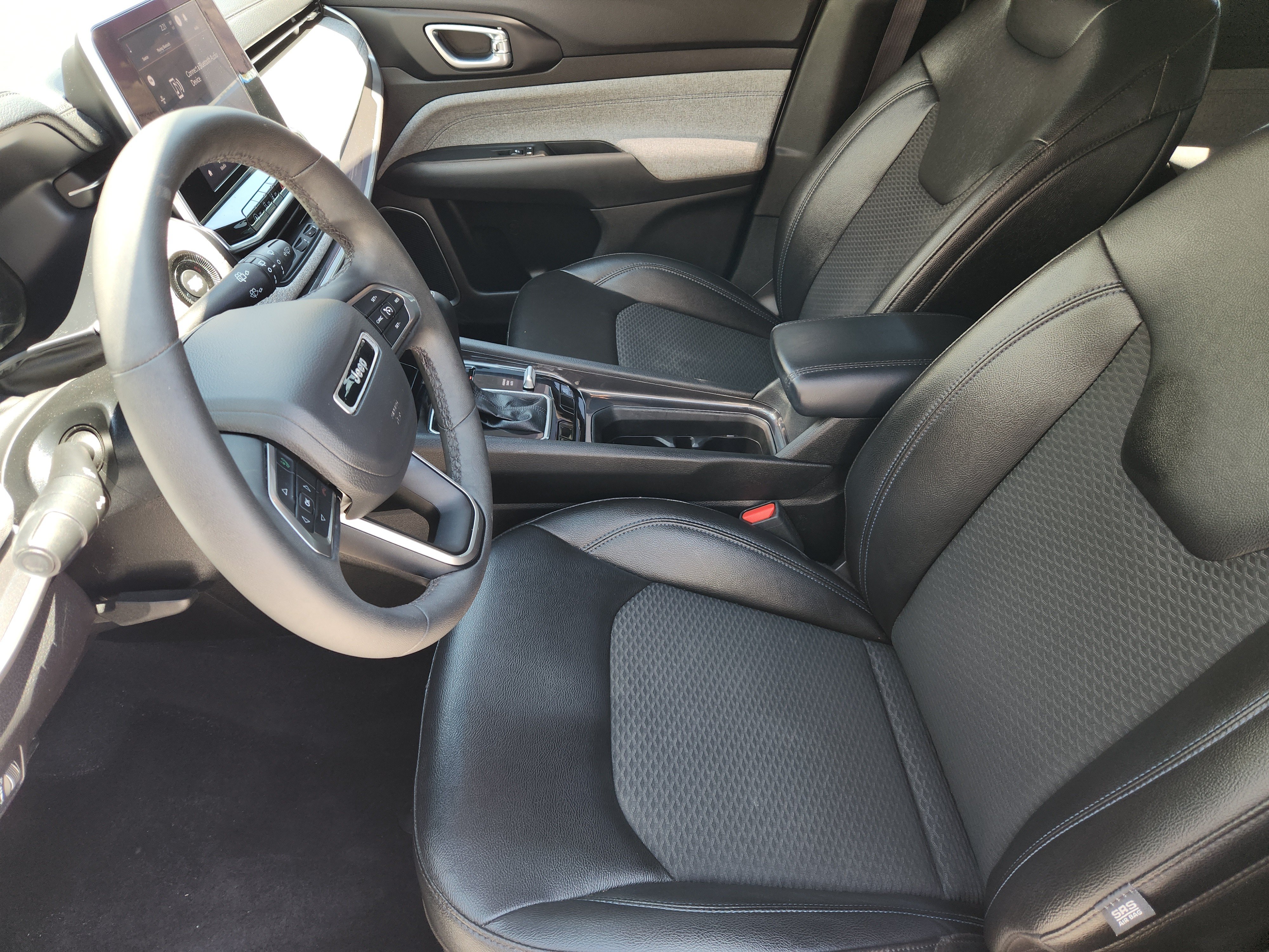 Used 2025 Jeep Compass Latitude AWD/4WD image 16