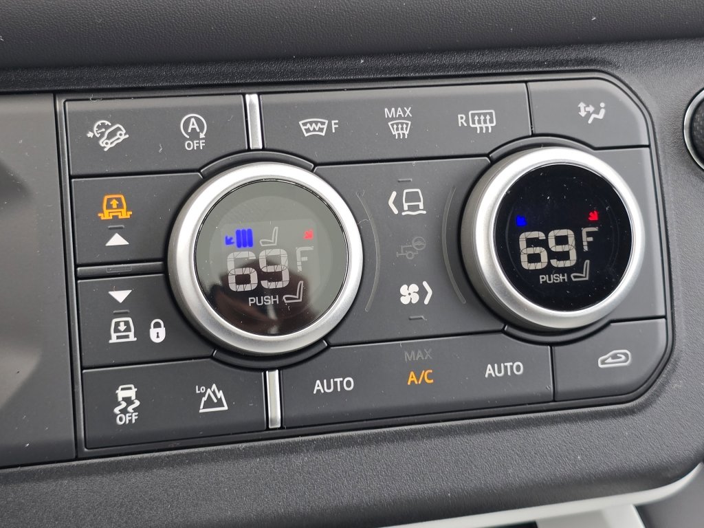 New 2025 Land Rover Defender 110 X-Dynamic SE image 18