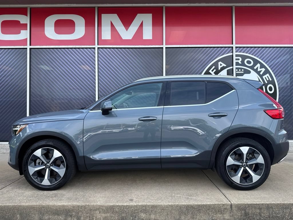 Used 2023 Volvo XC40 B5 Plus AWD/4WD image 15