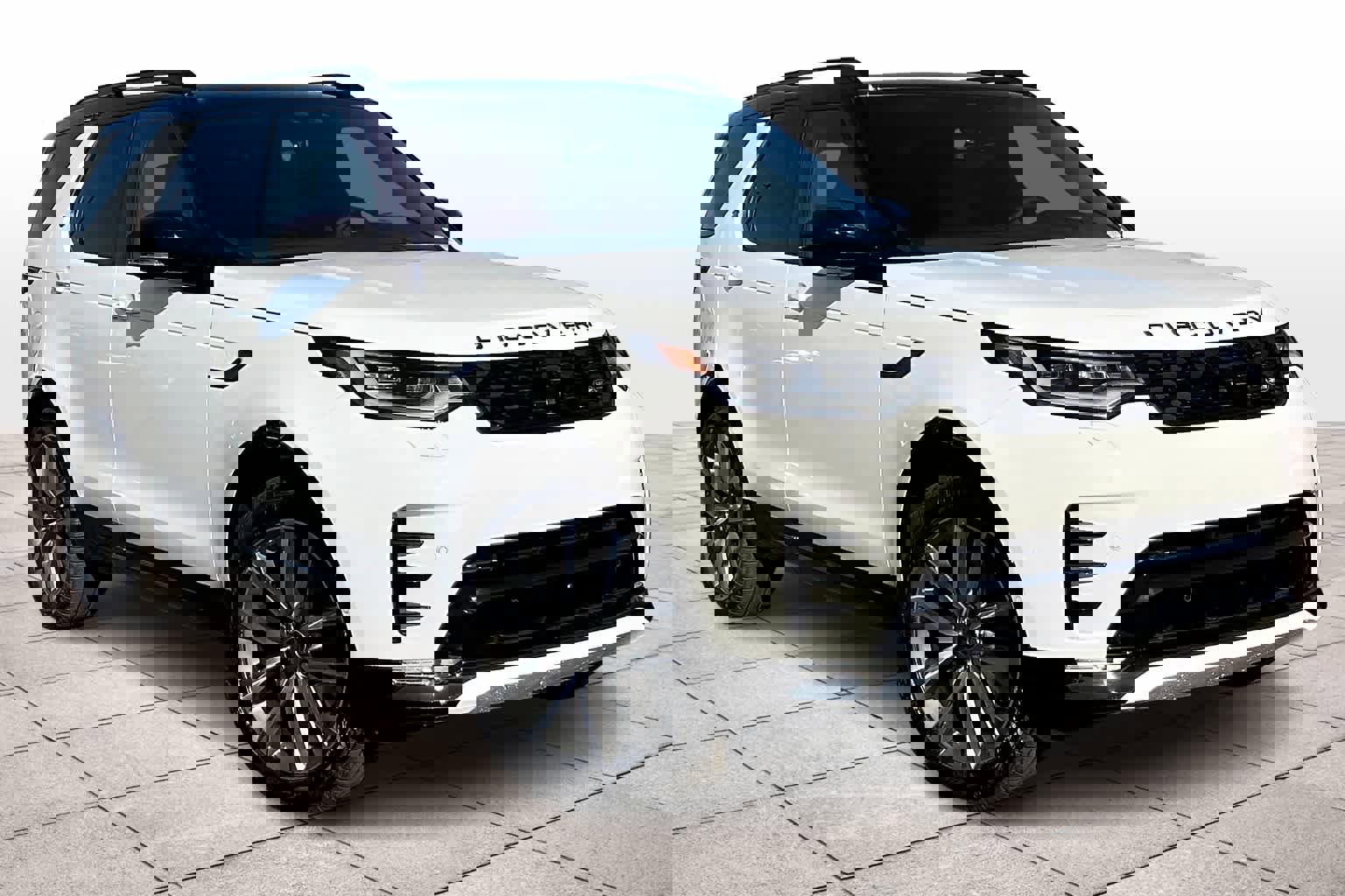 New 2025 Land Rover Discovery Dynamic SE image 2