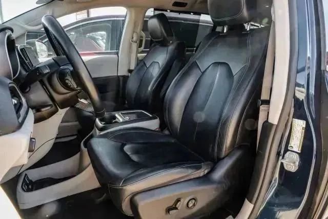 Used 2021 Chrysler Pacifica Touring-L FWD image 39