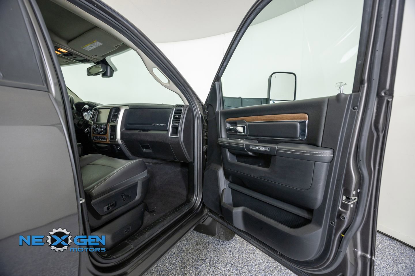 Used 2016 RAM 2500 Laramie w/ Sport Appearance Group AWD/4WD image 38
