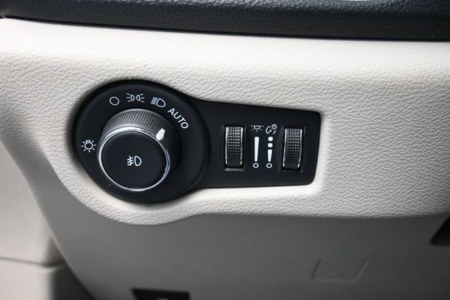 Used 2023 Chrysler Pacifica Touring-L FWD image 31