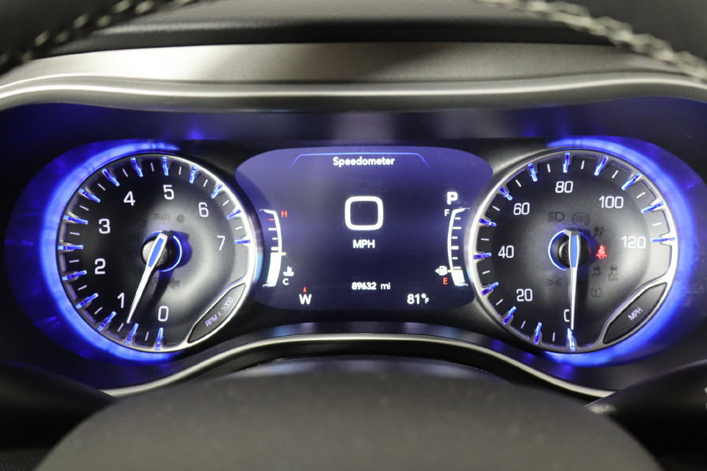 Used 2023 Chrysler Pacifica Touring-L FWD image 11