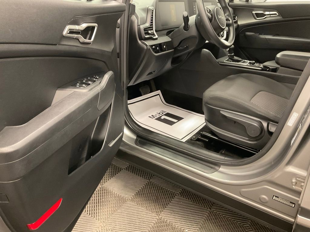 Used 2024 Kia Sportage LX image 4