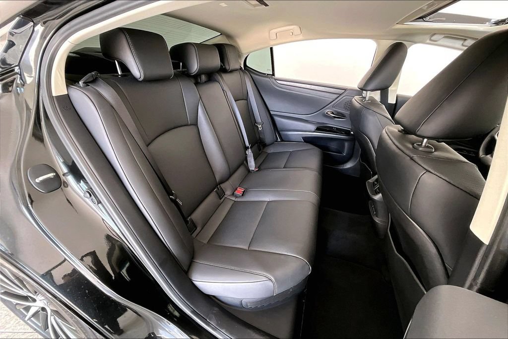 Used 2025 Lexus ES 300h w/ Premium Package FWD image 33