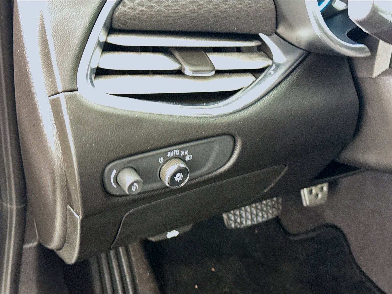 Used 2017 Chevrolet Malibu Hybrid w/ Driver Confidence Package image 6