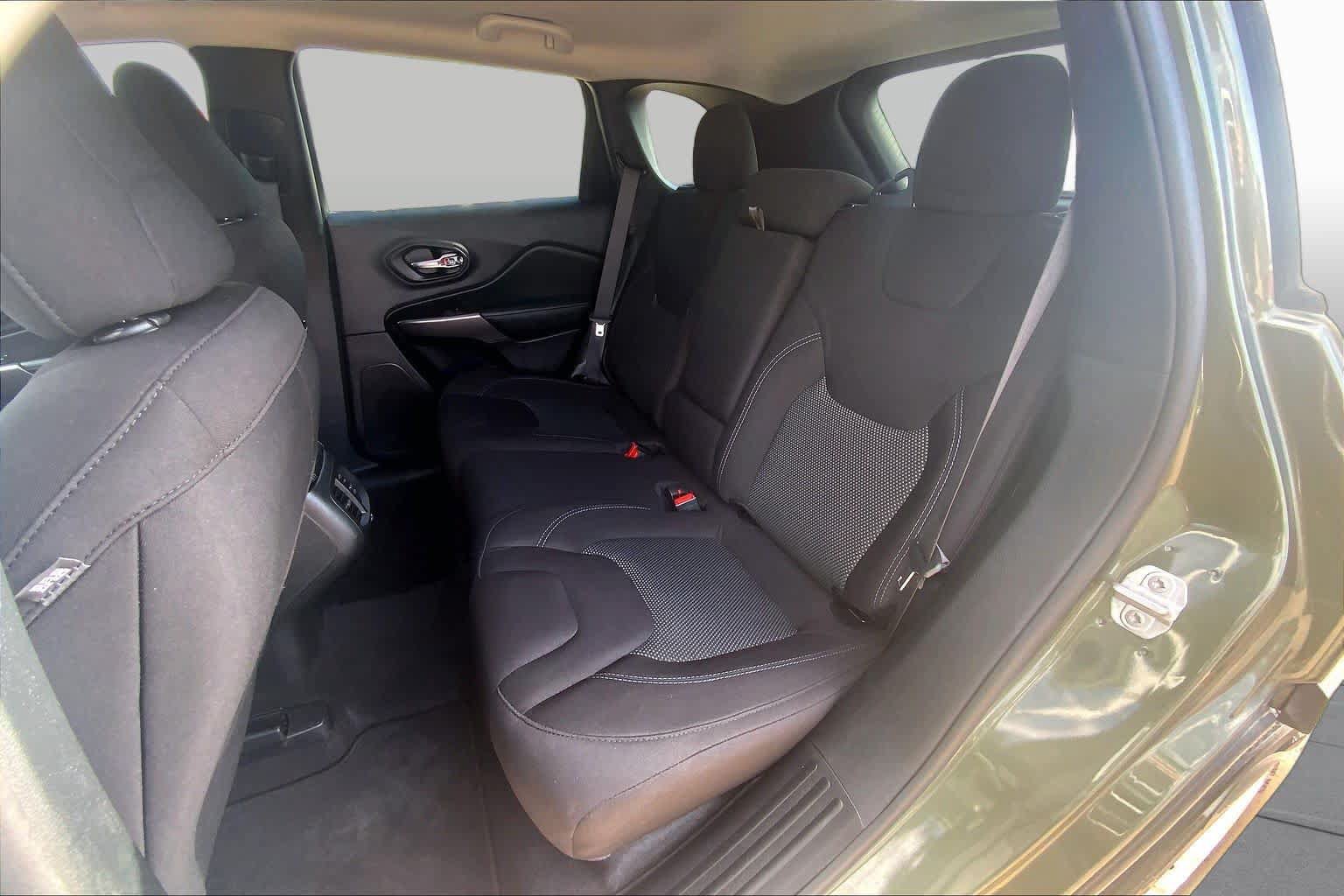 Used 2021 Jeep Cherokee Latitude FWD image 21