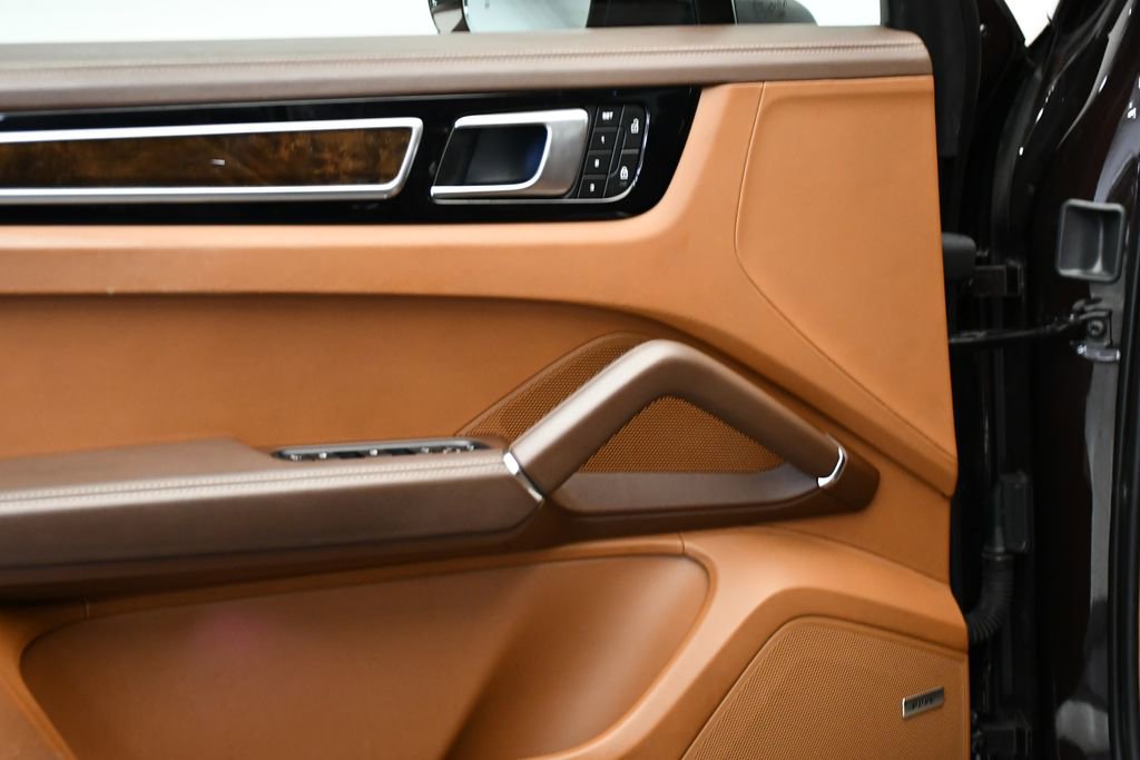 Used 2023 Porsche Cayenne Platinum Edition image 36