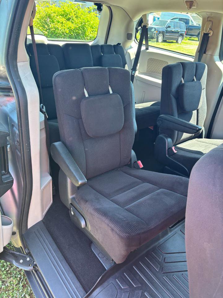 Used 2014 Dodge Grand Caravan American Value Package FWD image 21