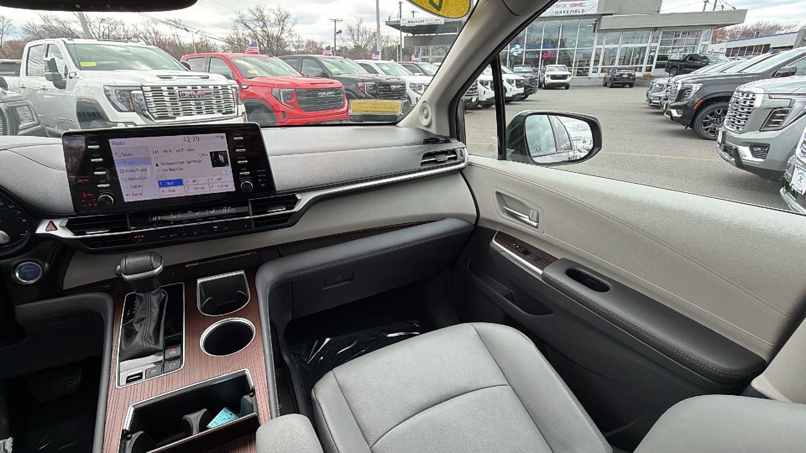 Used 2024 Toyota Sienna XLE w/ XLE Plus Package image 23