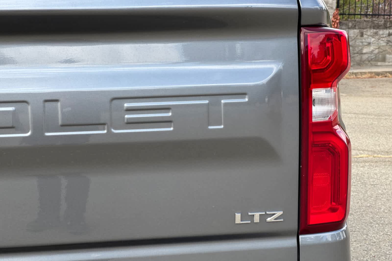 Used 2020 Chevrolet Silverado 1500 LTZ w/ LTZ Premium Package AWD/4WD image 17