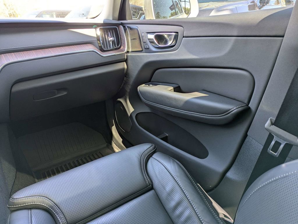Used 2023 Volvo XC60 B5 Ultimate w/ Protection Package Premier image 11