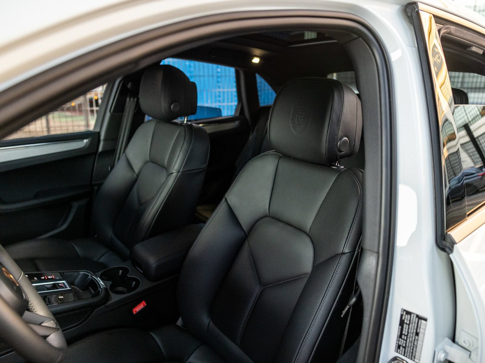 Certified 2026 Porsche Macan AWD/4WD image 5