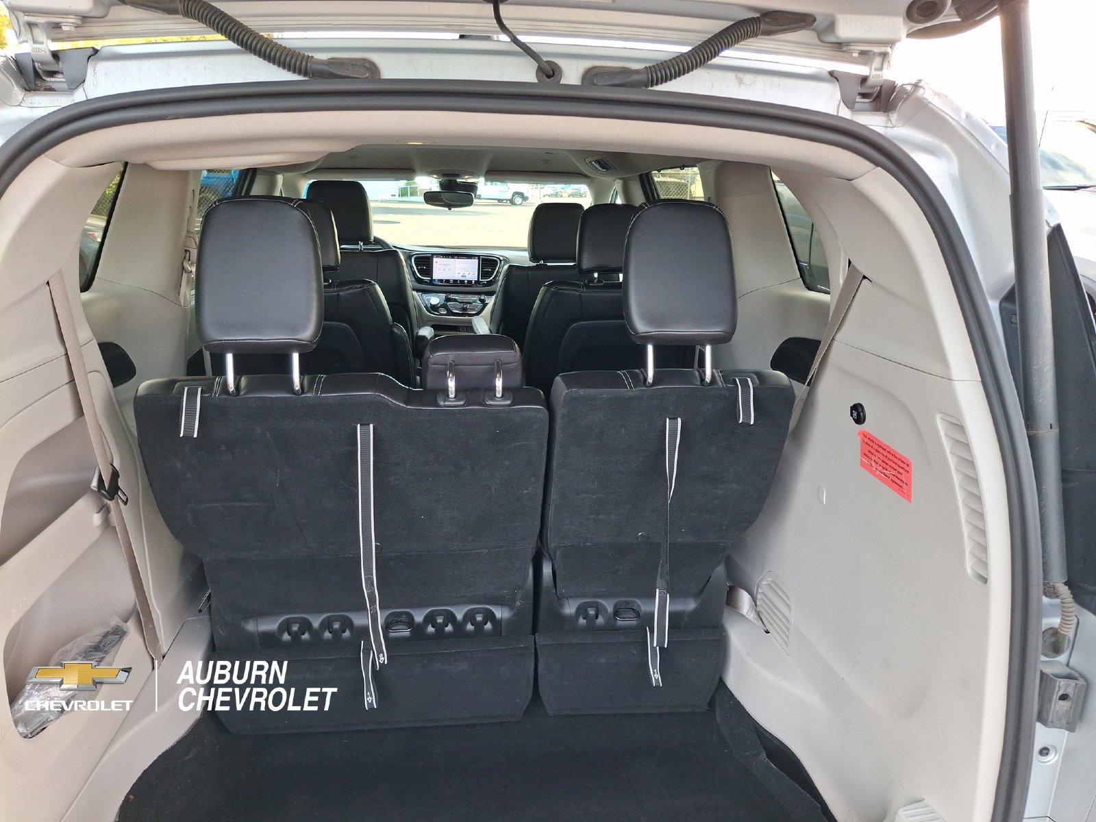 Used 2024 Chrysler Pacifica Touring-L FWD image 19