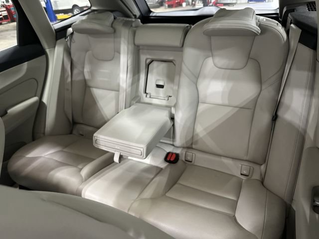 Used 2022 Volvo XC60 B5 Momentum image 29