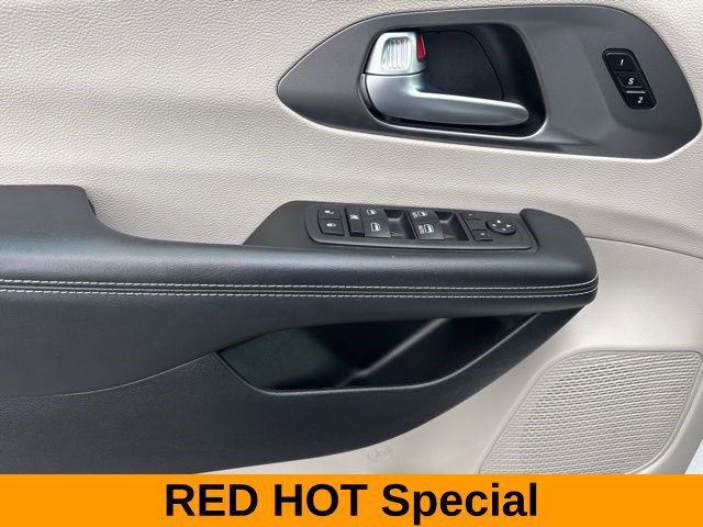 Used 2023 Chrysler Pacifica Touring-L FWD image 12