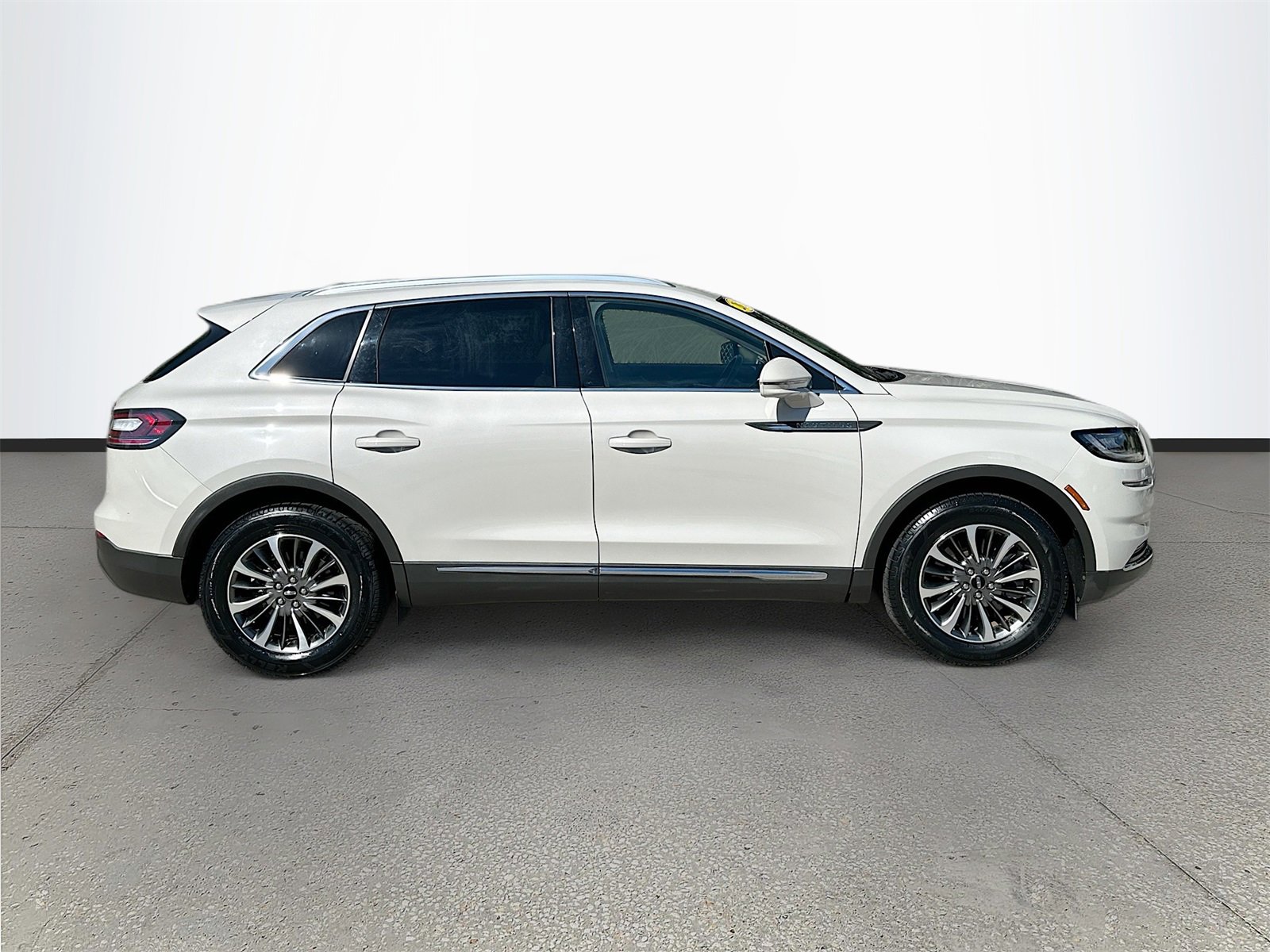 Used 2022 Lincoln Nautilus FWD w/ Premium Package image 8