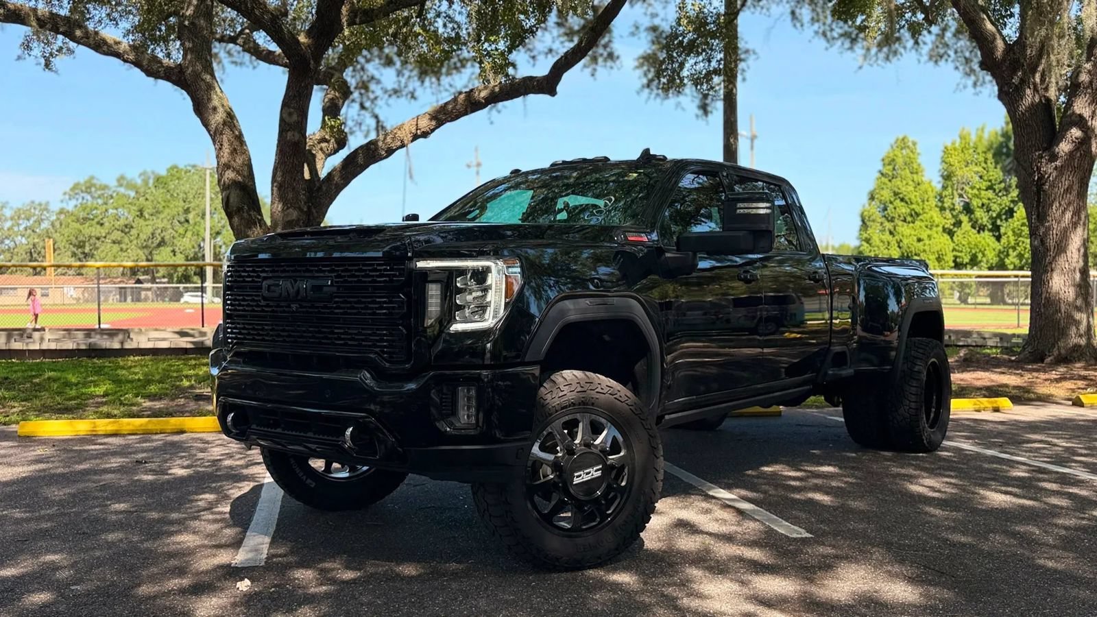 Used 2023 GMC Sierra 3500 Denali w/ Denali Ultimate Package AWD/4WD image 2